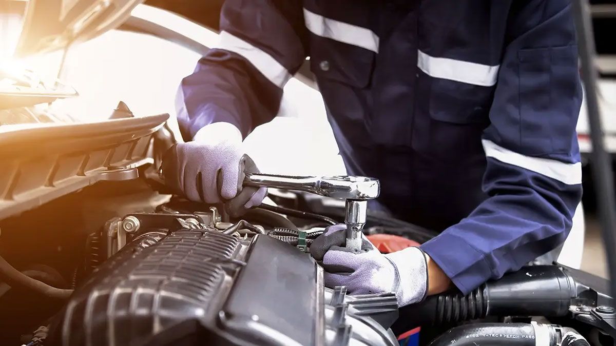 Dejar el pie apoyado en el emgrague del auto