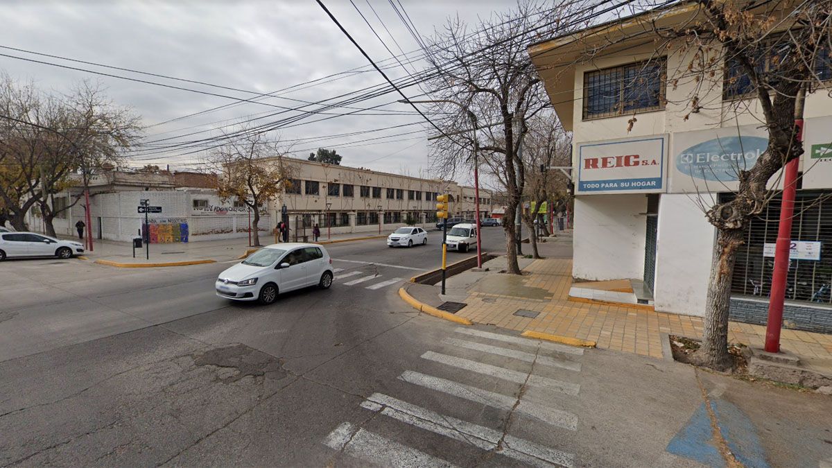 El local de Reig que fue el blanco de delincuentes está ubicado en Roca y San Miguel, en Las Heras.