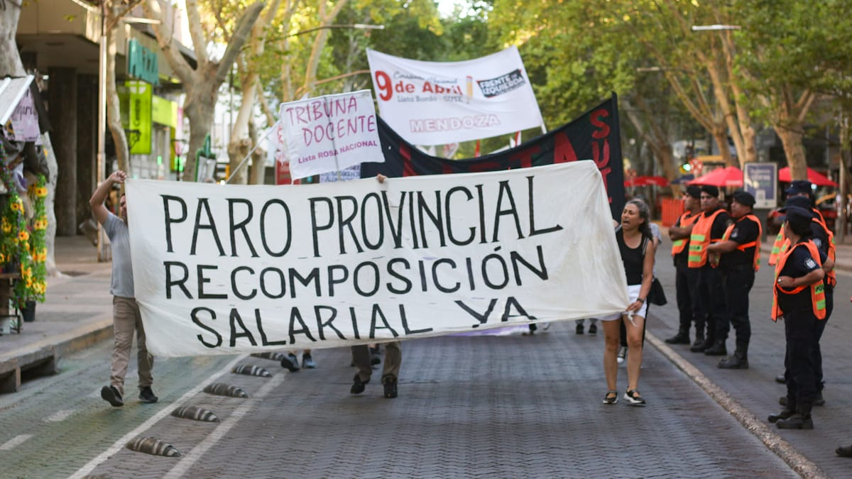 El SUTE se movilizó en el centro de Mendoza reclamando por lo salarios docentes. El SUTE se movilizó en el centro de Mendoza reclamando por lo salarios docentes.