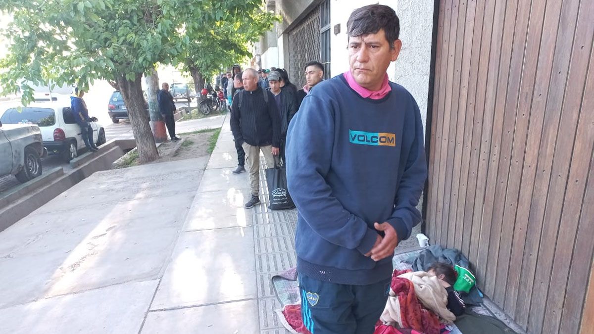 Osca durmió en la calle junto a su hija de 5 años para poner inscribirse en el nuevo bono de $45.000 que dará ANSES.
