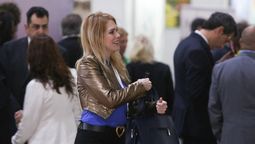 Lilia Lemoine (LLA) con un outfit dorado, mientras llegaba a la Facultad de Derecho de la UBA