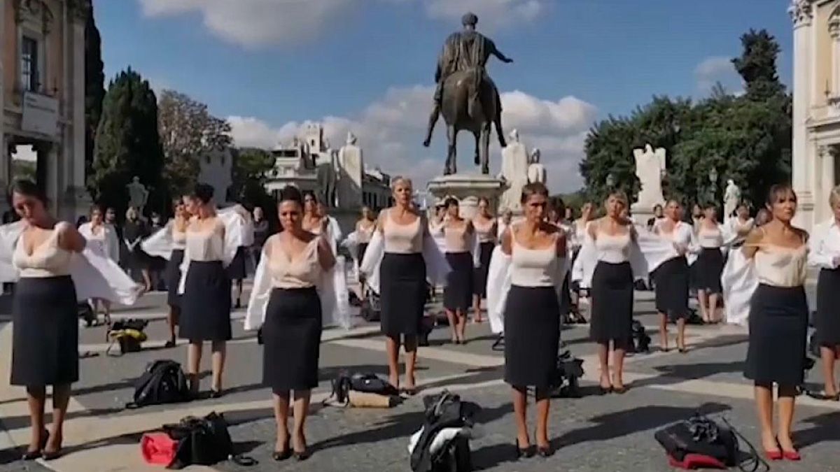Las auxiliares de vuelo, en plena plaza de la ciudad de Roma, se despojaron de su vestimenta y quedaron en ropa interior durante una sileciosa protesta