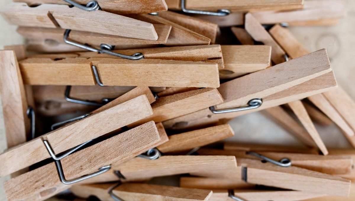 Aprendé a reciclar los broches de madera para crear con ellos cascanueces. Aprendé a reciclar los broches de madera para crear con ellos cascanueces.