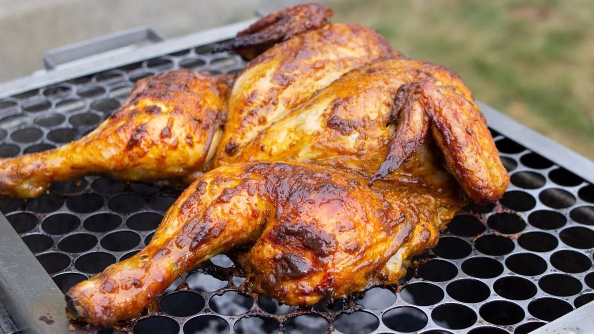 La receta del pollo asado tiene sus trucos para que quede con una piel dorada y crujiente y un interior jugoso. Foto: gentileza recetaskwa.
