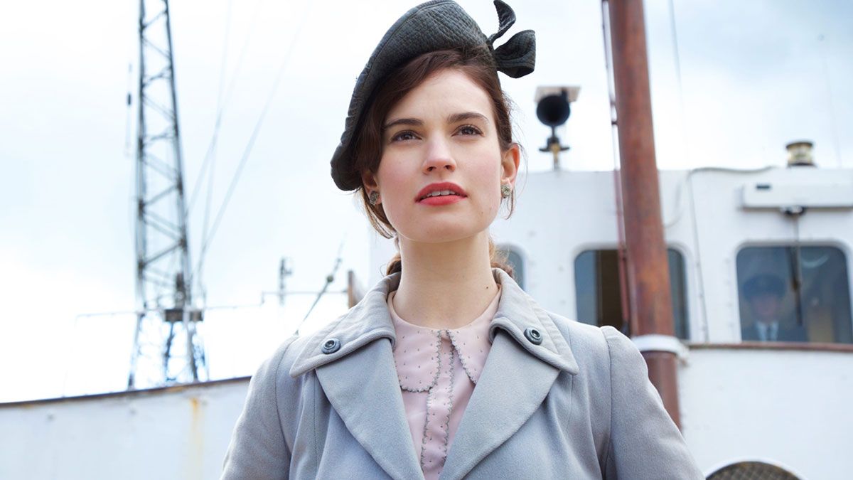 La actriz Lily James interpreta a Juliet Ashton en la película de Netflix.