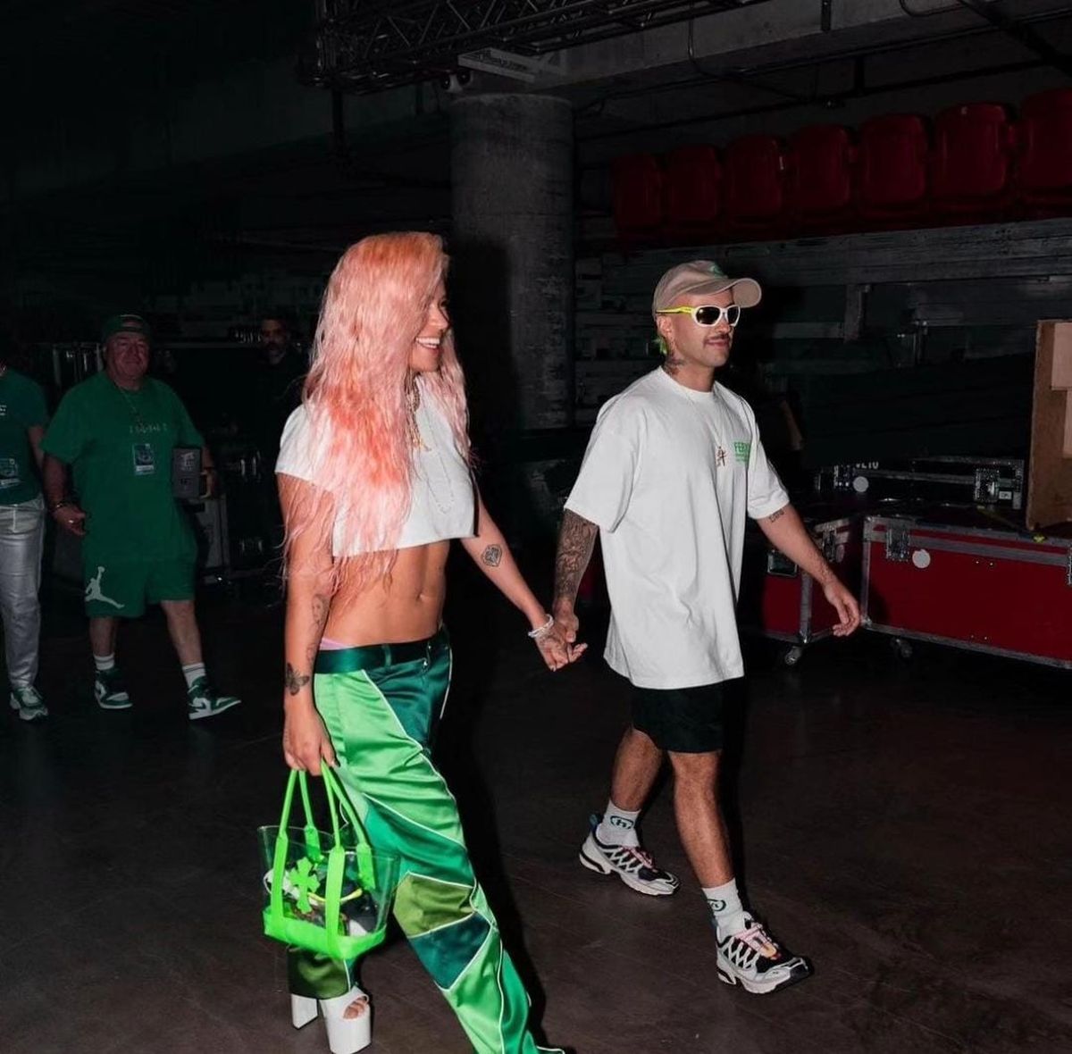 Karol G y Feid de la mano en Miami, confirman su relación amorosa. Karol G y Feid de la mano en Miami, confirman su relación amorosa.