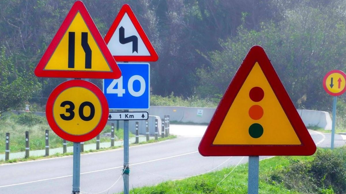 Señales de tránsito: qué significa la que tiene un número 5 sobre un fondo blanco