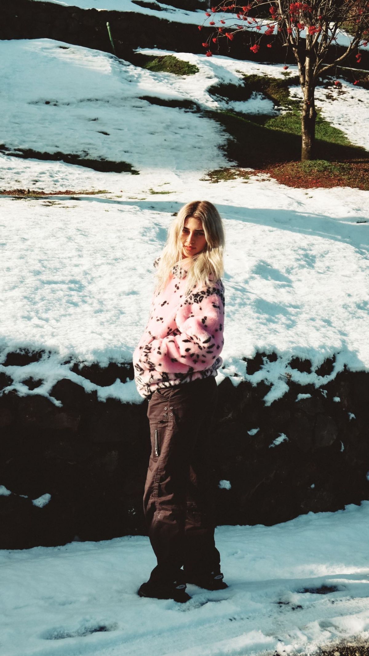 Desde Villa Langostura, Martita Fort derritió la nieve con su look Barbiecore.