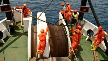Tras 20 años de olvido, un barco desciende ganchos a 6.000 metros y recupera el primer cable submarino Tras 20 años de olvido, un barco desciende ganchos a 6.000 metros y recupera el primer cable submarino