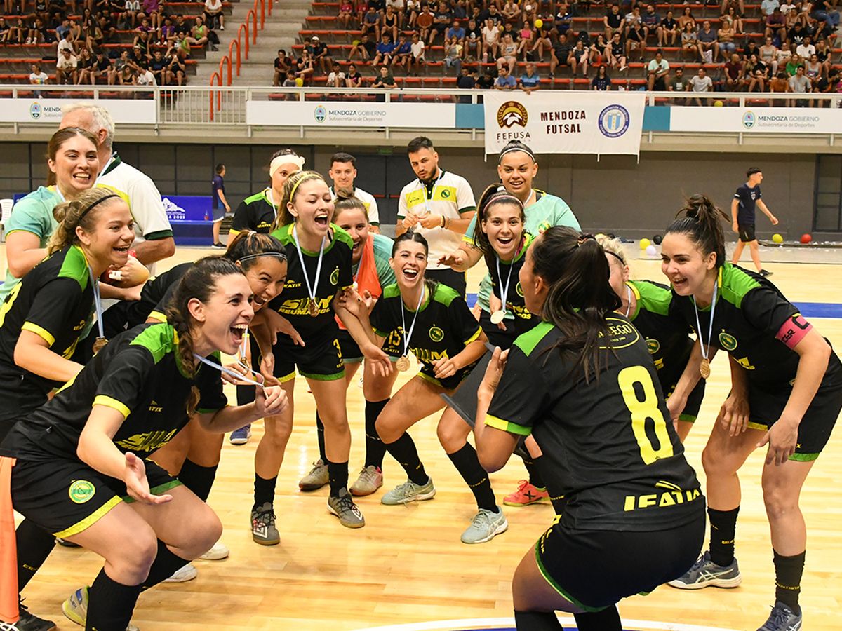El festejo de Club Cementistas A, las tetracampeonas del futsal de Mendoza, en el Aconcagua Arena. El festejo de Club Cementistas A, las tetracampeonas del futsal de Mendoza, en el Aconcagua Arena.