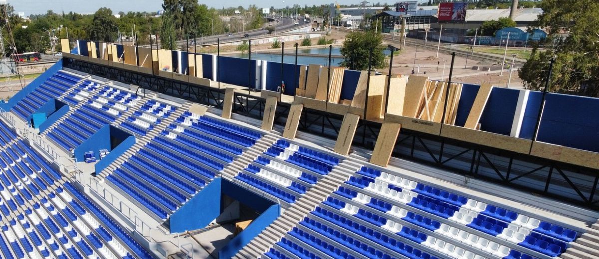 La obra, iniciada en enero, concluirá en abril, mejorando significativamente la experiencia de los hinchas en el estadio. La obra, iniciada en enero, concluirá en abril, mejorando significativamente la experiencia de los hinchas en el estadio.