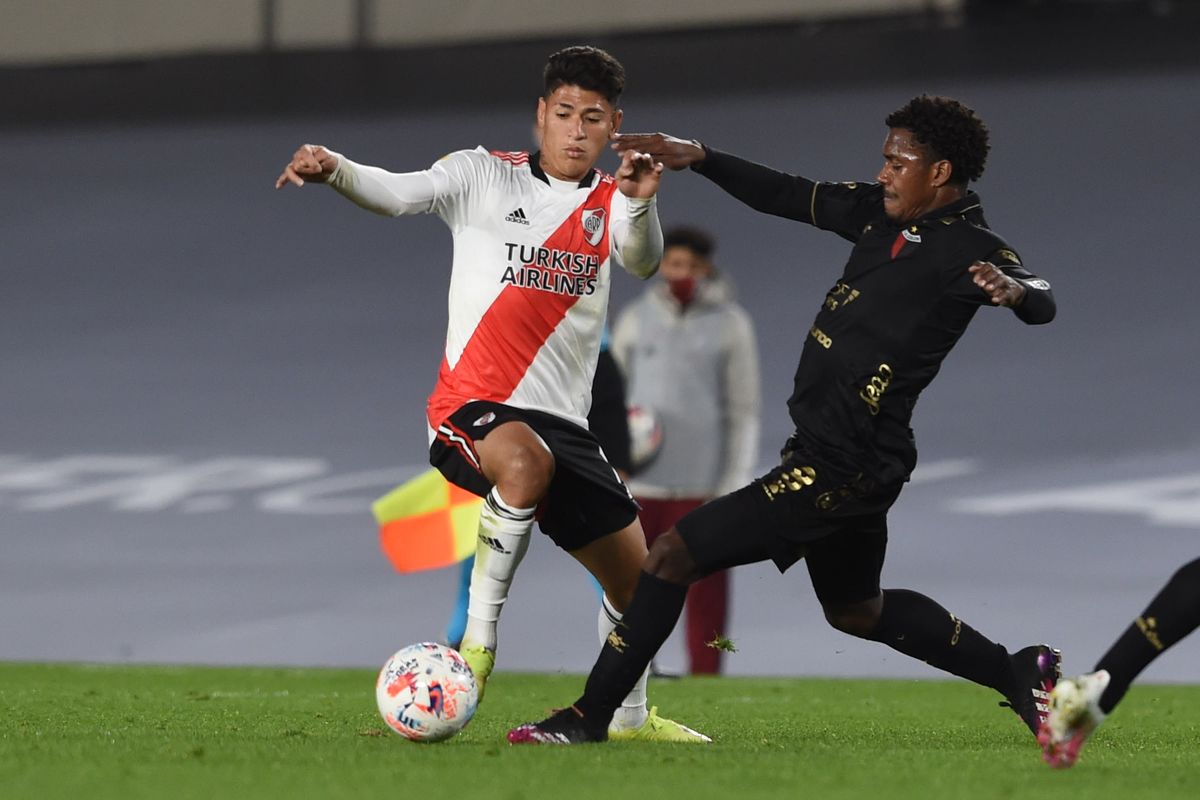 Los colombianos Carrascal y Goez disputan el balón.