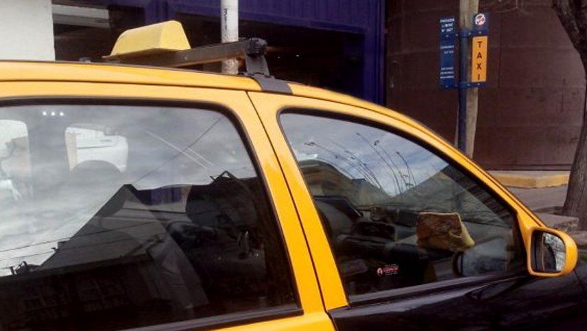 Una pasajera engañó a un taxista para que su marido le robe el auto