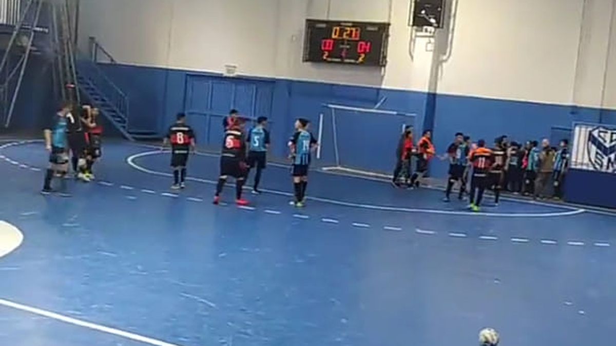 Un hecho lamentable y repudiable se vivió este fin de semana en Tierra del Fuego, donde un jugador de futsal terminó en el hospital por varias puñaladas.