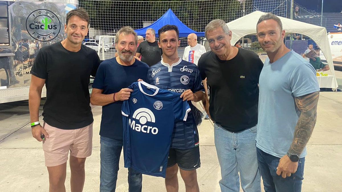 Martín Lombardo; el presidente del club Daniel Vila; el socio número 6.000 Gerónimo Guastavino; Alberto Rez Masud y Pablo Álvarez celebran seguir sumando afiliados a Independiente Rivadavia.