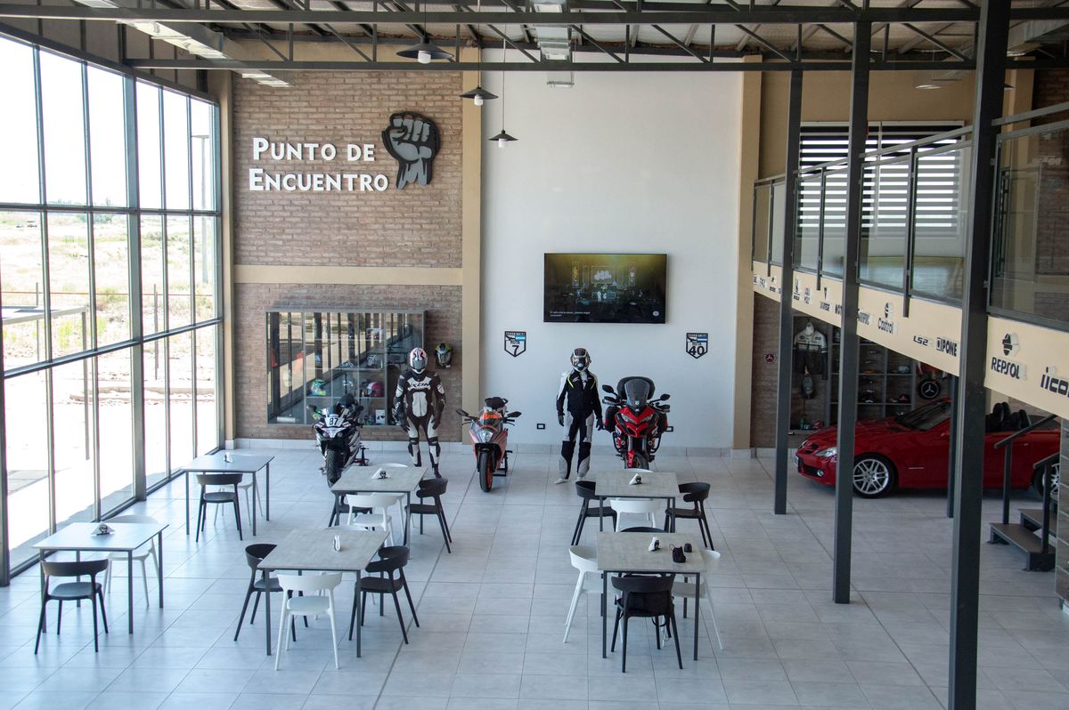 El hotel de Micoli cuenta con restaurante, buffet, 10 habitaciones, lavandería y hasta un museo de motos. El hotel de Micoli cuenta con restaurante, buffet, 10 habitaciones, lavandería y hasta un museo de motos.