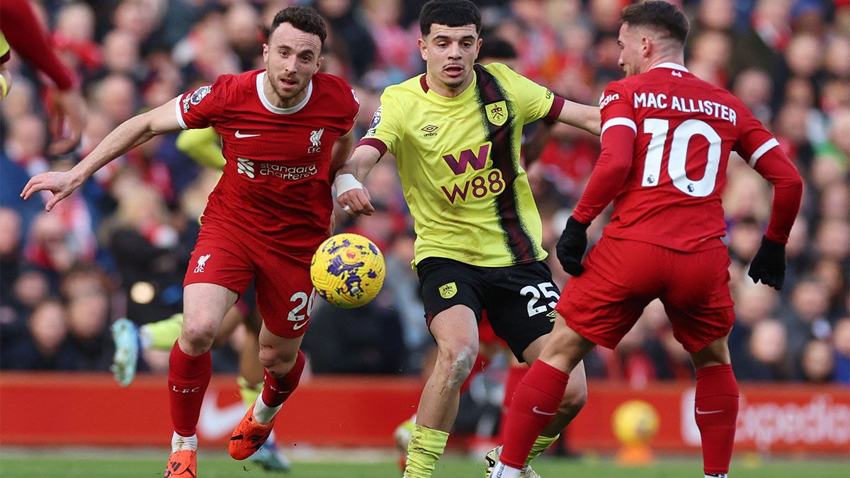 Diogo Jota y Alexis Mac Allister enfrentan a un rival. Diogo Jota y Alexis Mac Allister enfrentan a un rival.