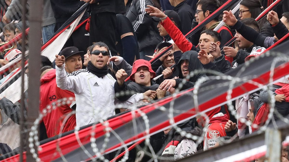 Hinchas alentando al Deportivo Maipú. Hinchas alentando al Deportivo Maipú.