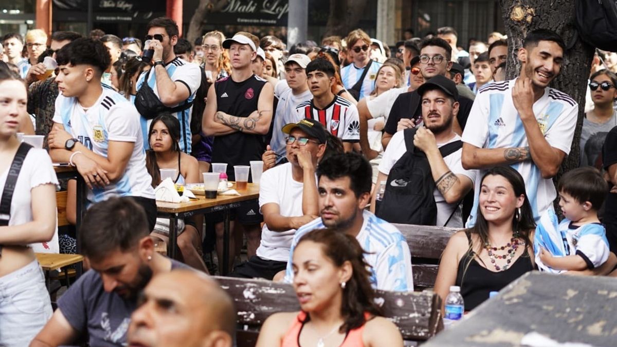 Concentrados. El partido estaba 0 a 0, los goles no llegaban y se notaba cierta preocupación.