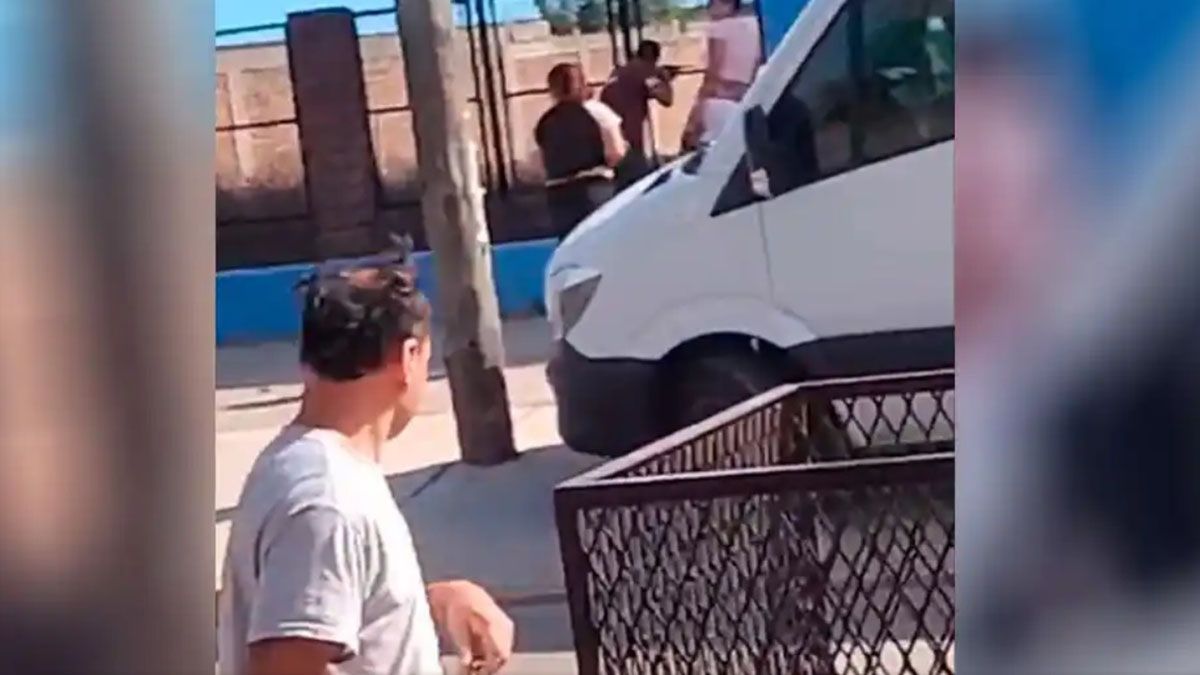 Una pelea entre dos alumnas generó un ataque en una escuela con botellazos y disparos con un rifle de aire comprimido