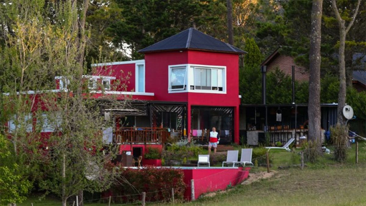 Se encontró con su casa usurpada y pintada de otro color