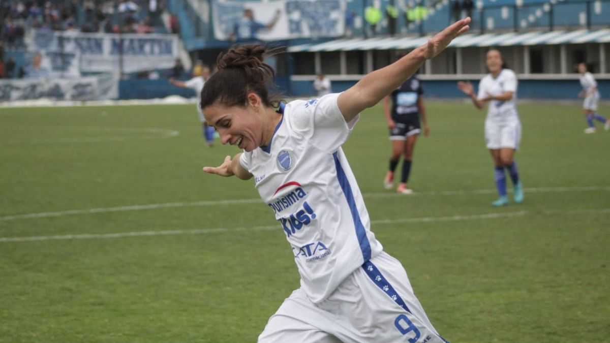 Verónica Cabrera festeja uno de sus dos goles que le marcó a Independiente Rivadavia.