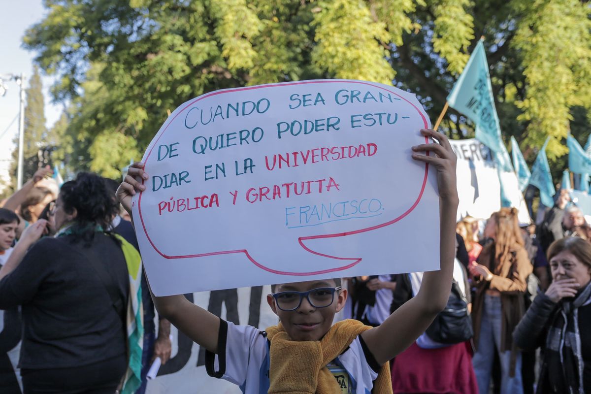 Las personas marcharon con pancartas en defensa de la universidad pública y gratuita. Las personas marcharon con pancartas en defensa de la universidad pública y gratuita.