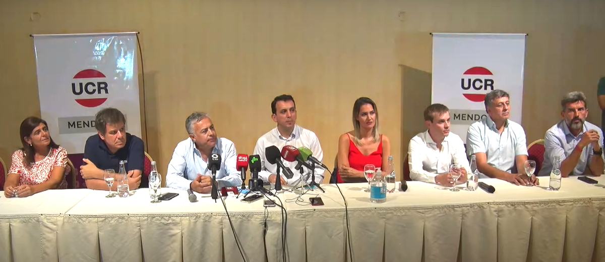 Radicales de izquierda a derecha: Mariana Juri, Facundo Manes, Alfredo Cornejo, Tadeo García Zalazar, Carolina Losada, Francisco Mondotte, Daniel Orozco y Ulpiano Suarez.