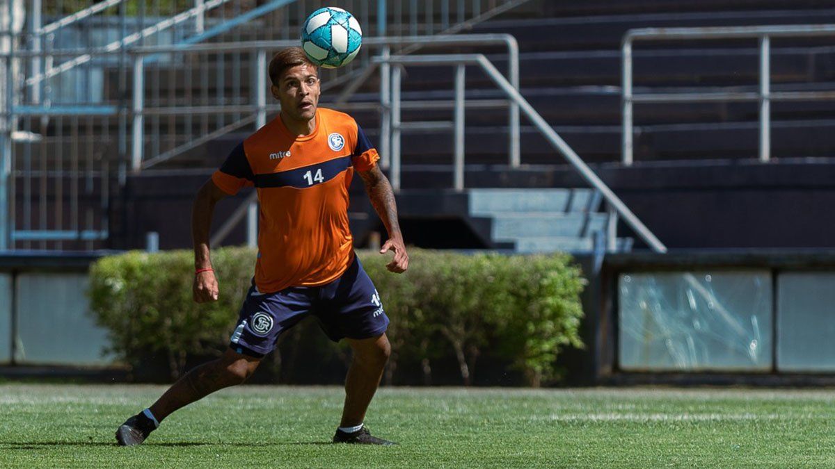El defensor Enzo Suraci está en acción. Foto: gentileza Prensa Independiente Rivadavia.