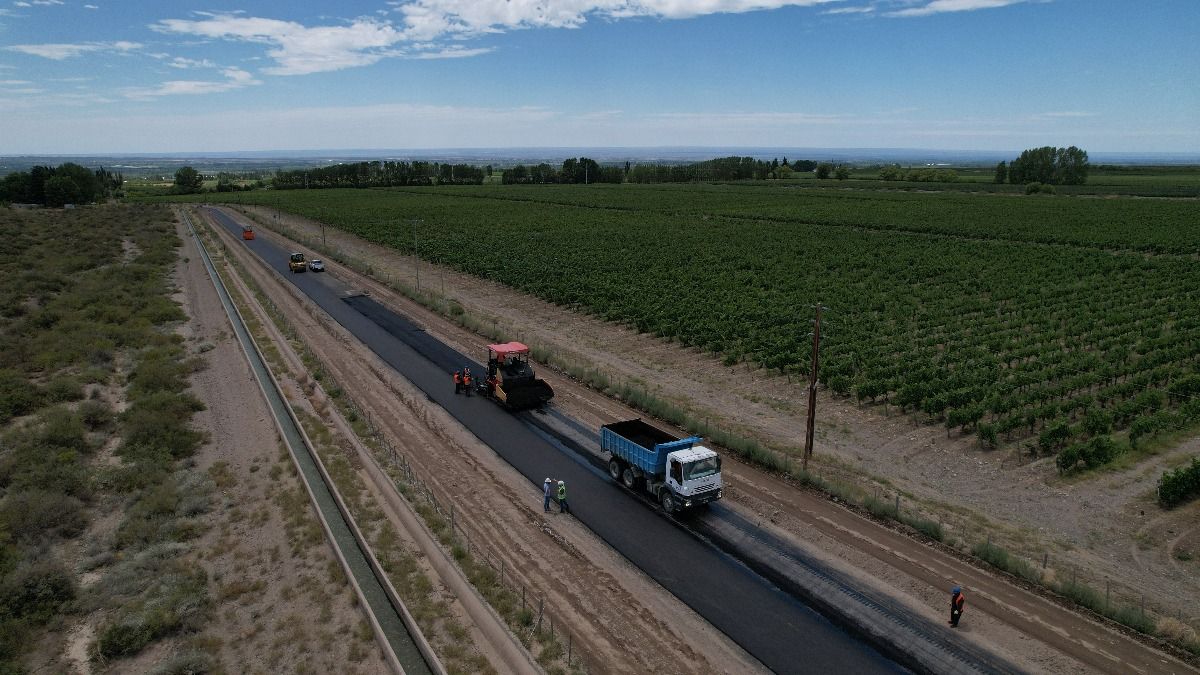 Vinos de alta gama y turismo top. En el Valle de Uco Vialidad Provincial asfalta uno de los caminos más bellos de Mendoza.