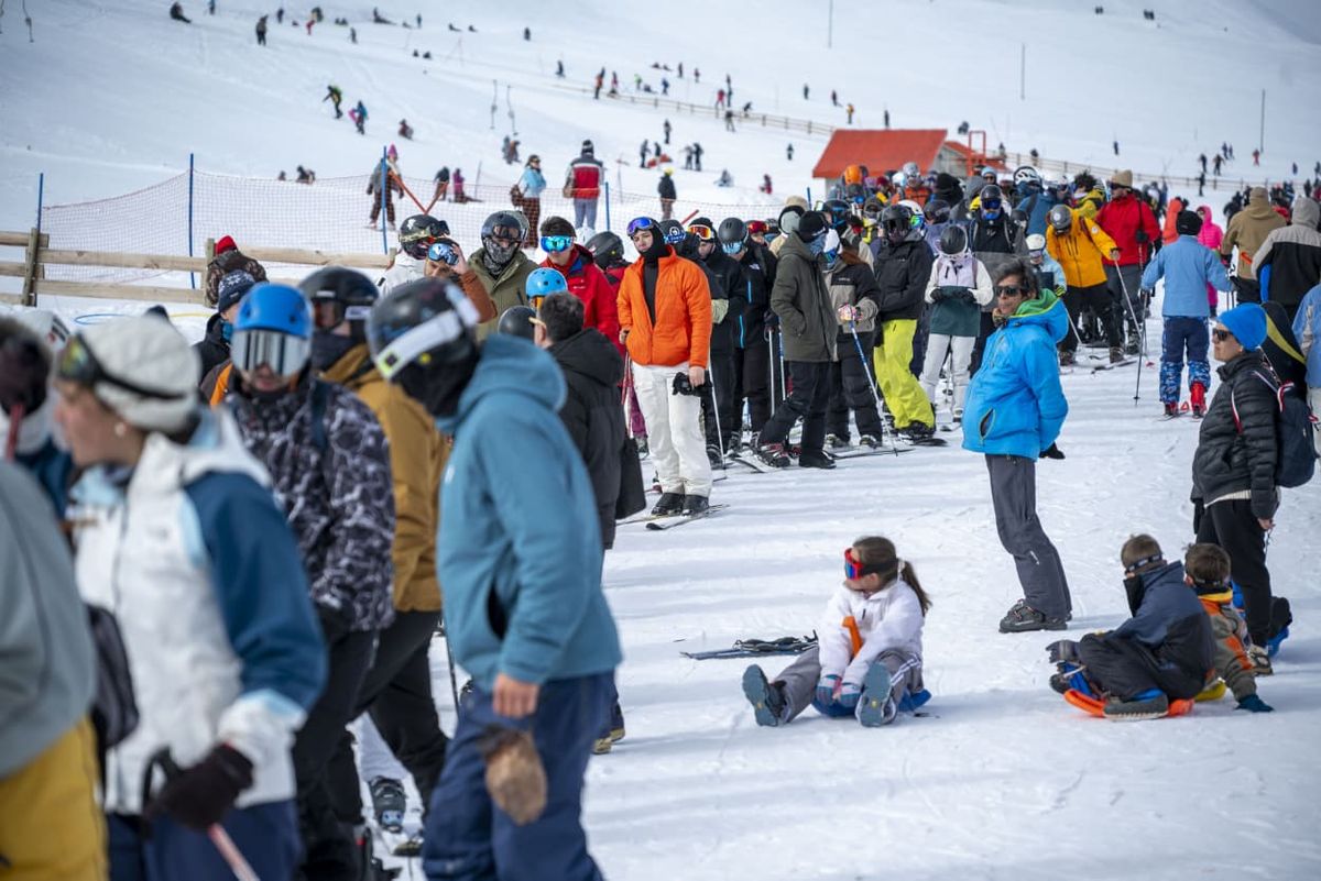 os parques de nieve lanzaron promociones especiales y concentran la mayor afluencia de turistas en la cordillera. os parques de nieve lanzaron promociones especiales y concentran la mayor afluencia de turistas en la cordillera.