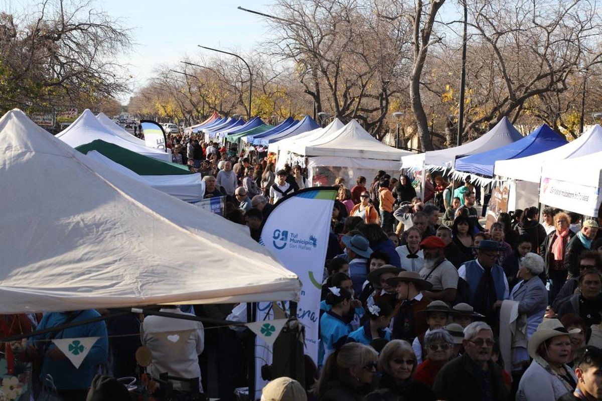 Una multitud asistió a la inauguración del paseo en San Rafael. Una multitud asistió a la inauguración del paseo en San Rafael.