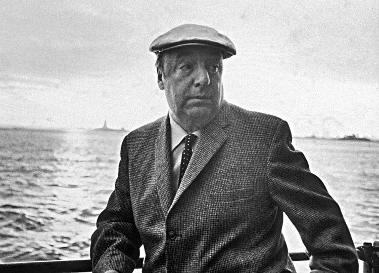 Un día como hoy muere Pablo Neruda, uno de los escritores más destacados de Latinoamérica.