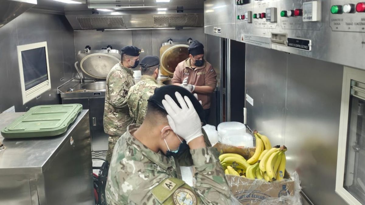 Una cocina móvil del Ejército, en Comodoro, trabajando para los evacuados. Una cocina móvil del Ejército, en Comodoro, trabajando para los evacuados.
