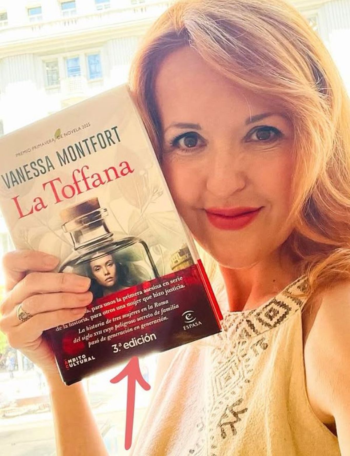 La escritora con su libro La Toffana.