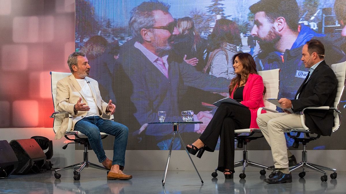 El doctor Daniel Vila, presidente de la Fundación Grupo América, junto a los conductores de la última edición, Gisela Campos y Julián Chabert. En 2023, el encuentro volverá a ser presencial y masivo, en Puesto San Isidro.
