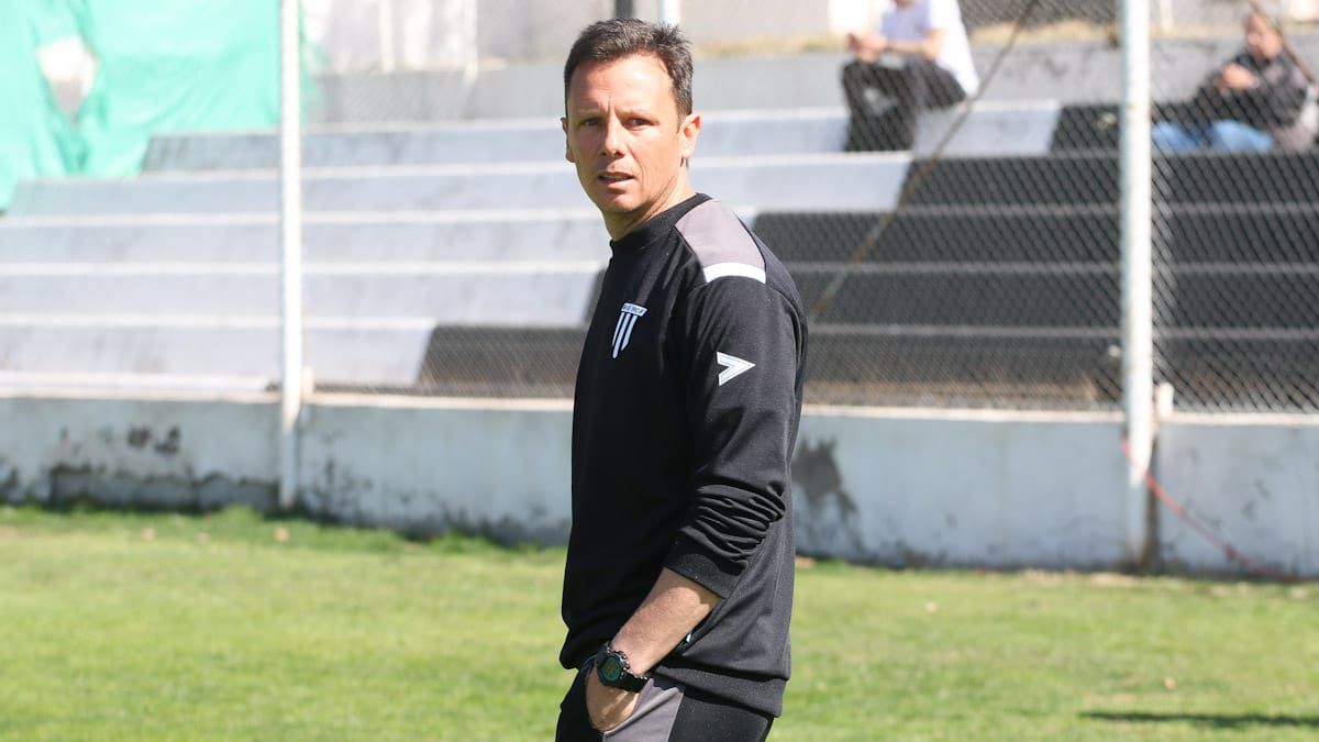 El entrenador de Gimnasia y Esgrima Luca Marcogiuseppe, se lamentó por la derrrota. Foto: Diario UNO.