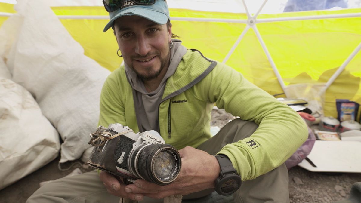 El porteador Marco Calamaro fue quien encontró la cámara que estuvo escondida durante 50 años en el glaciar del cerro Aconcagua.