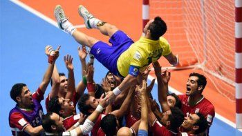 Irán eliminó a Brasil y Falcao, rey del futsal, fue llevado en andas