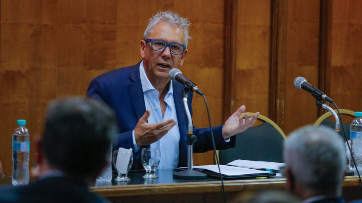 El abogado y criminólogo Alejandro Poquet en la presentación de su nuevo libro en la Facultad de Derecho en la Universidad Nacional de Cuyo.