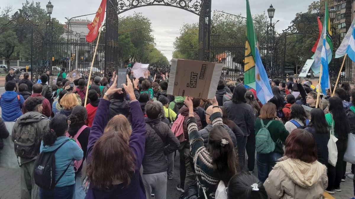 La marcha convocada por la UNCuyo cuenta con numerosas adhesiones.