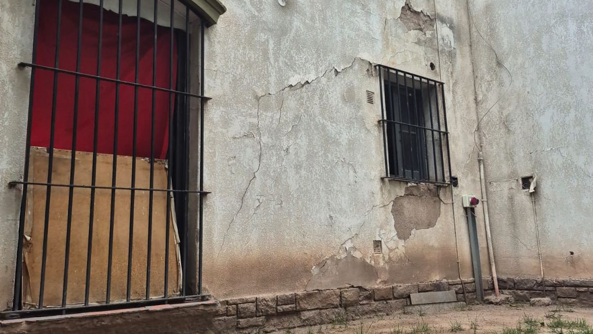 Así está hoy el viejo edificio de la Municipalidad de Las Heras. Fotos y videos: Pablo Gamba.