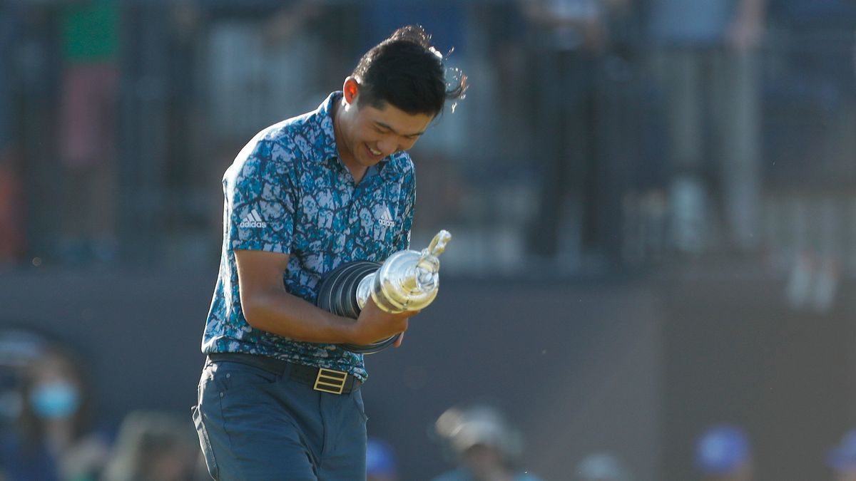 Collin Morikawa con la preciada jarra de clarete, el trofeo del Open brit&aacute;nico.