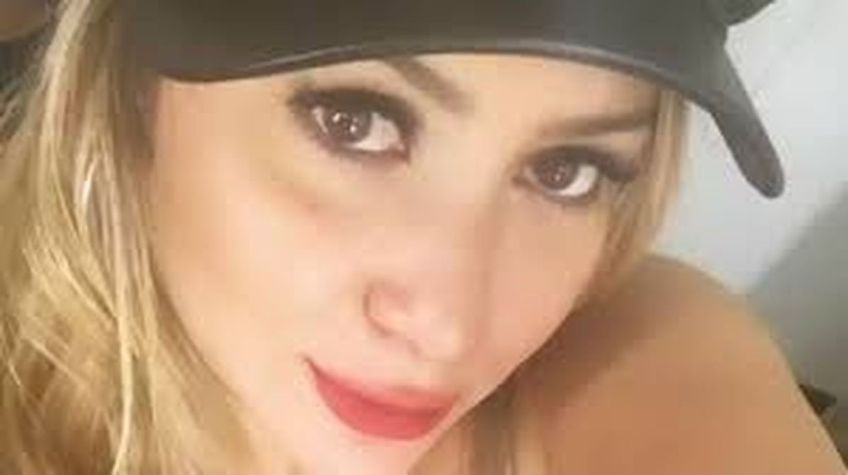 Karina La Princesita de fiesta y disfrazada de Caperucita