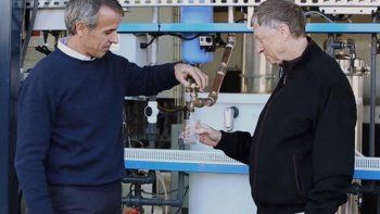 ¡¿Qué hacés?! Bill Gates tomó agua de excremento humano