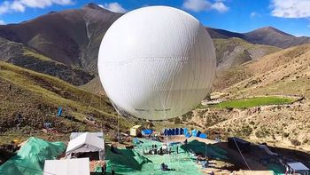 China lanza un globo gigante capaz de transportar 2 toneladas para la construcción en alta montaña