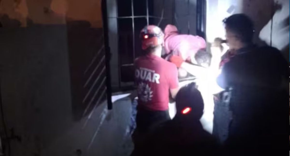 Quiso entrar a robar y quedó atascado en la reja. Quiso entrar a robar y quedó atascado en la reja.