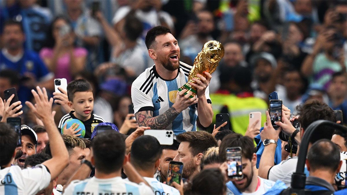 Messi levanta la Copa del Mundo.