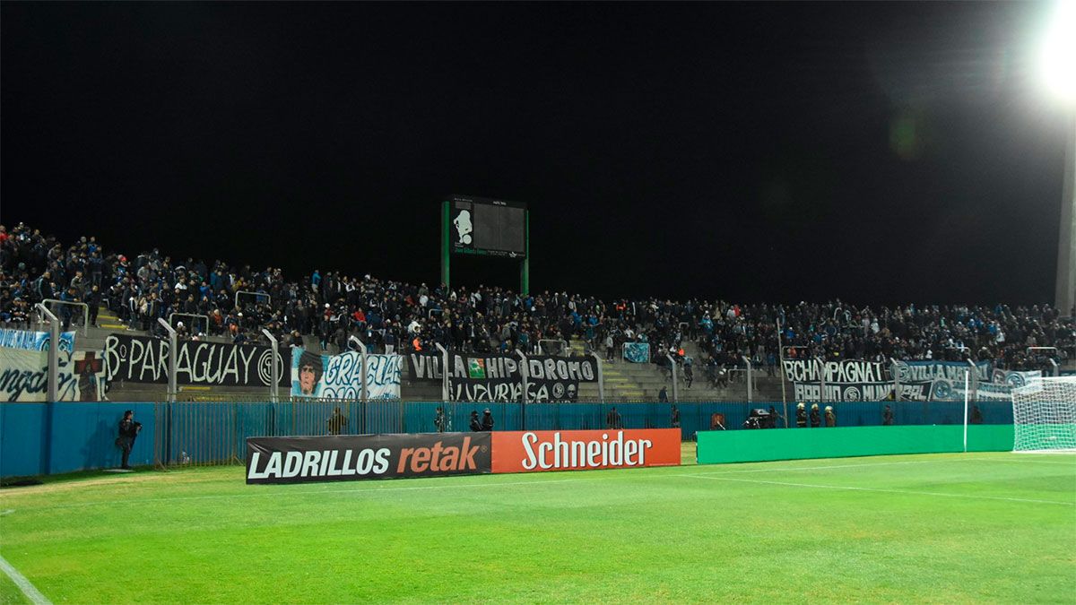 Hinchas de Independiente Rivadavia llegaron tarde al estadio de La Punta, en San Luis, e intentaron entrar a la fuerza. Un simpatizante murió de un infarto.