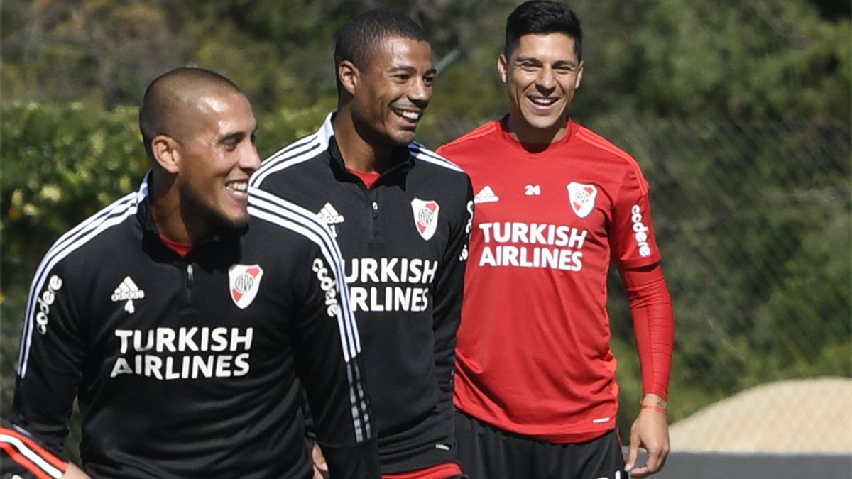Jonatan Maidana, Nicolás De la Cruz y Enzo Pérez bromean en la práctica de River.